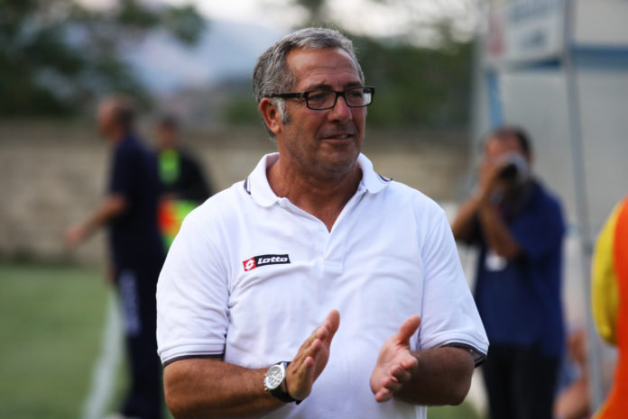 renato maggio applaude i suoi dopo la conquista della salvezza
