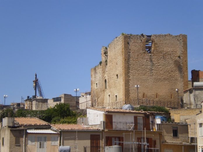 Castello e calvario con Gesù in croce