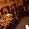 L'Urna in processione portata dai fedeli