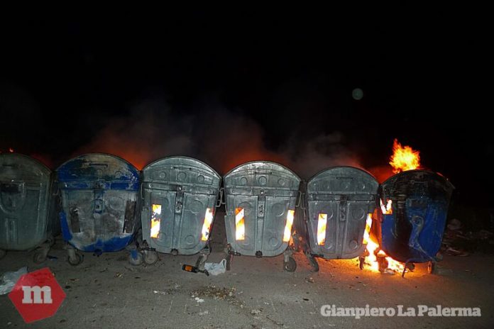 incendio cassonetti contrada san cataldo cammarata 01