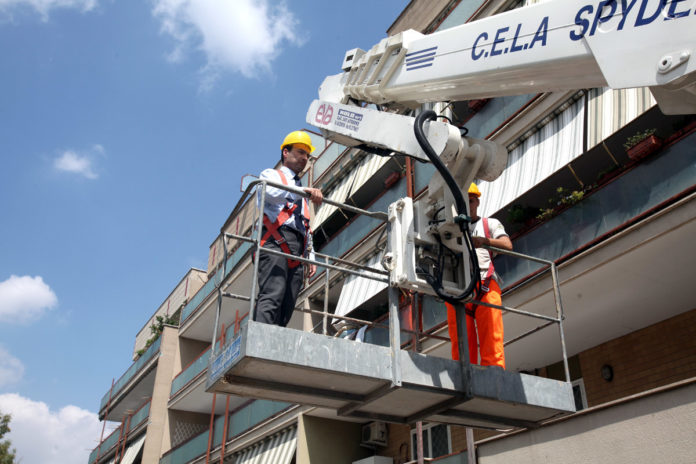 S.BASILIO, ASSESSORE GHERA SULLA GRU CONTROLLA LAVORI PALAZZINE-FOTO 6