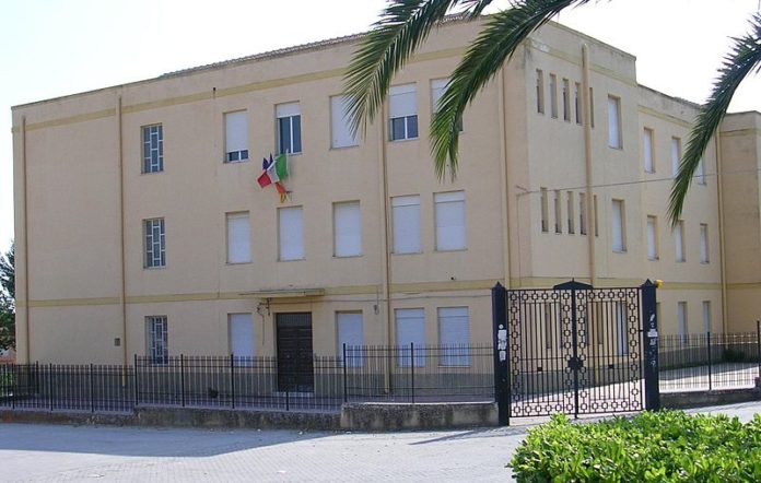 800px-Sede_delle_scuole_elementare_e_media