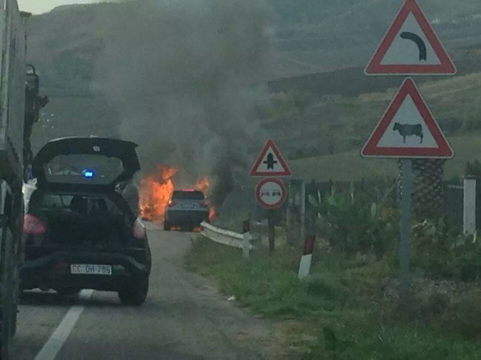 Incendio auto scorrimento veloce