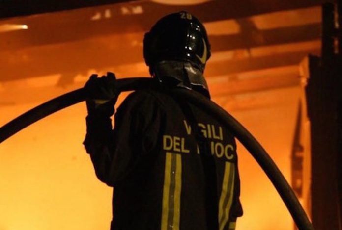 vigile-fuoco-notte
