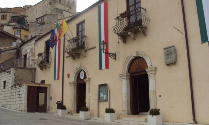 palazzo trajna imbandierato 800x600