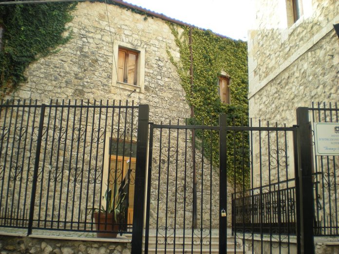 Ingresso_dell'ex_università_di_Bivona_-_panoramio-1
